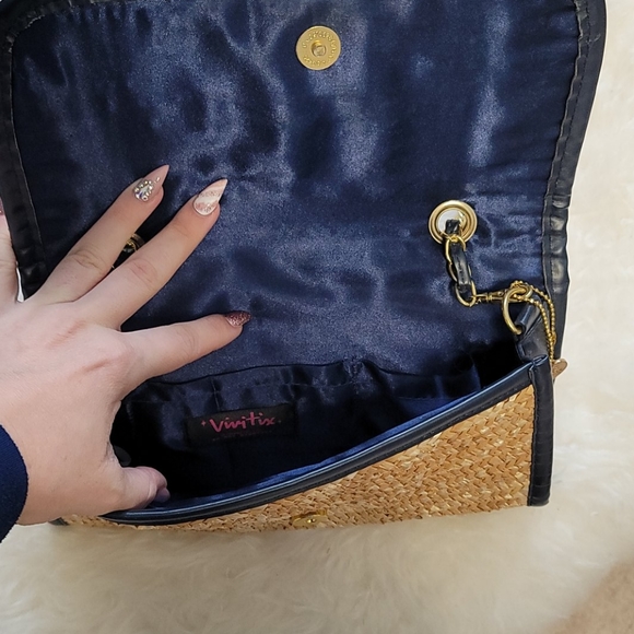 Free w/ purchase Hello Kitty clutch w strap - Picture 4 of 6